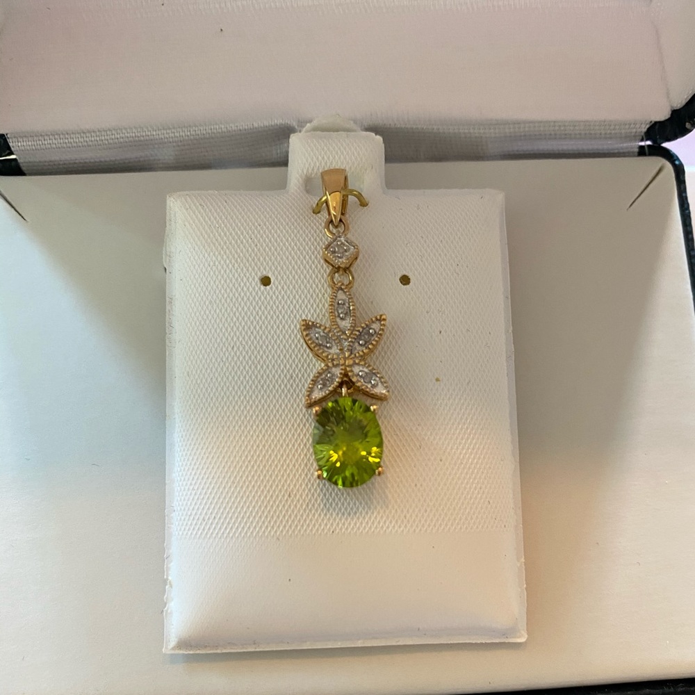 14k yellow gold peridot pendant with diamonds